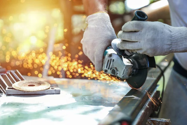 Las Manos Del Maestro Vieron Metal Con Una Amoladora Trabajos Fotos De Stock