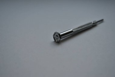 beyaz kağıt üzerinde araçlar