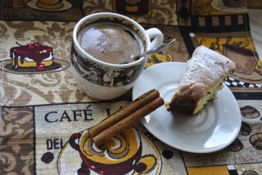 Tahta arka planda bir fincan kahve.