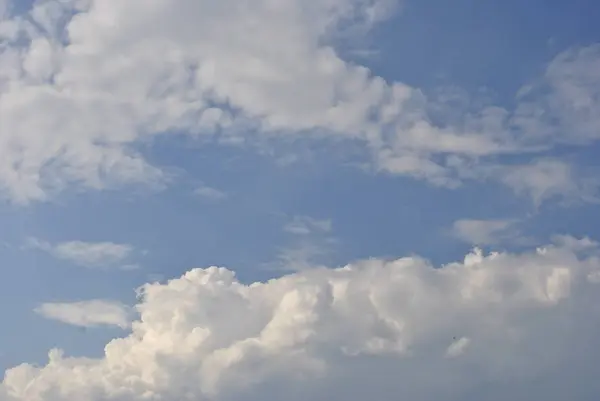 Gökyüzündeki beyaz bulutlar