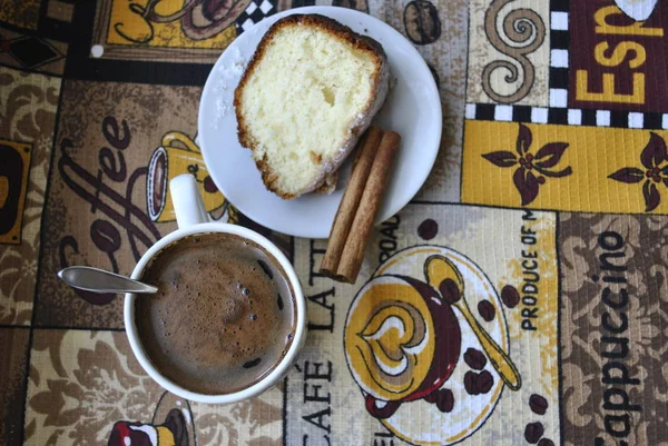 Tahta arka planda bir fincan kahve.