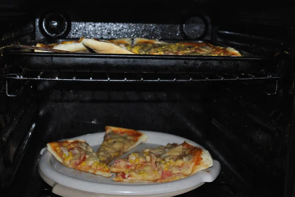 Pizza Dalam Oven — Stok Foto