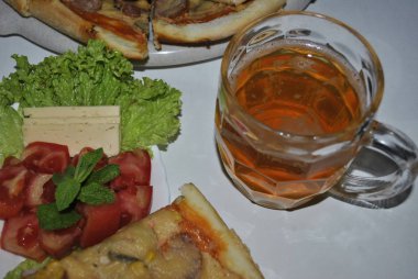 peynir ve sebze ile pizza ve sandviç