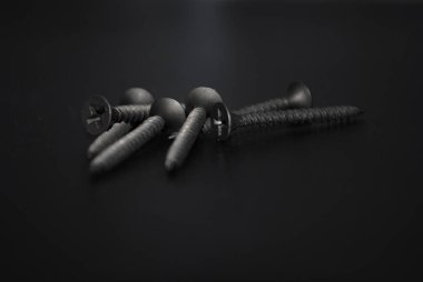 Tahta arka planda vidalar