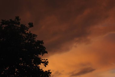 karanlık fırtına gökyüzü bulutlar