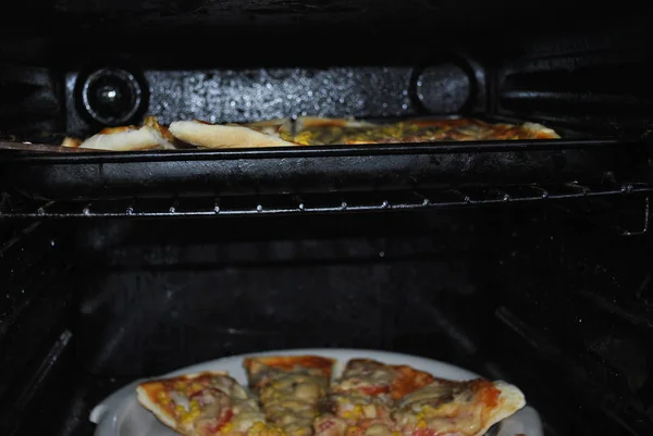 Pizza Dalam Oven — Stok Foto