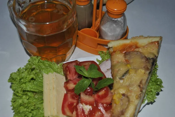 peynir ve sebze ile pizza ve sandviç