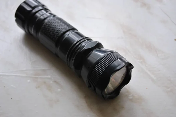 siyah arka plan üzerinde el feneri