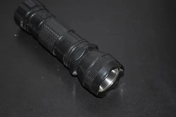 siyah arka plan üzerinde el feneri