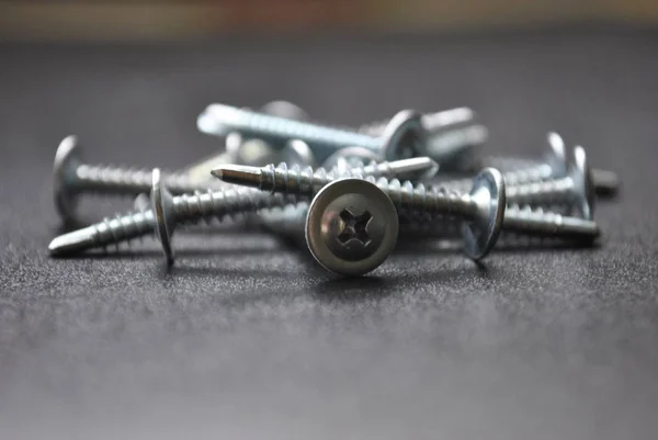 Tahta arka planda vidalar