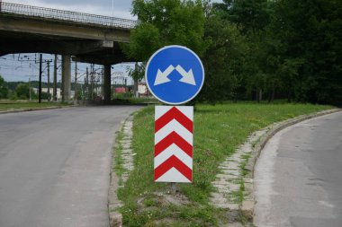 Yol üzerindeki trafik işareti