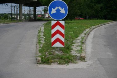 Yol üzerindeki trafik işareti