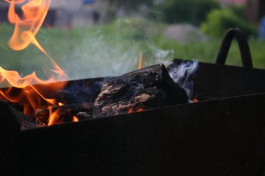 Ateşte yemek pişirmek.