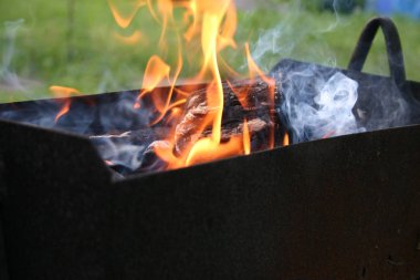 Ateşte yemek pişirmek.