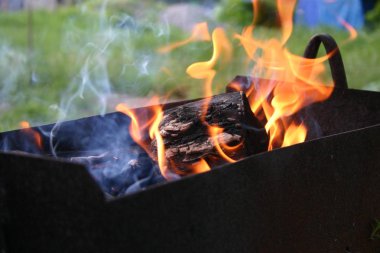 Ateşte yemek pişirmek.