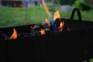 Ateşte yemek pişirmek.