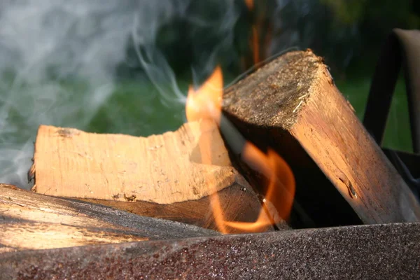 Ateşte yemek pişirmek.