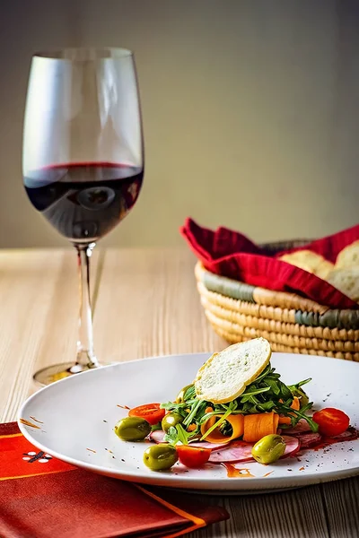 Verre Vin Rouge Avec Salade Légumes Végétalien — Photo