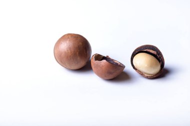 Beyaz arka planda Macadamia fındıkları