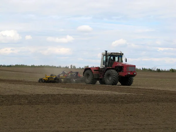 Pelto Korvat Maissi Korvat Niitto Maanviljelijä Maaseudun Traktorin Yhdistää Maatalouskoneet — kuvapankkivalokuva