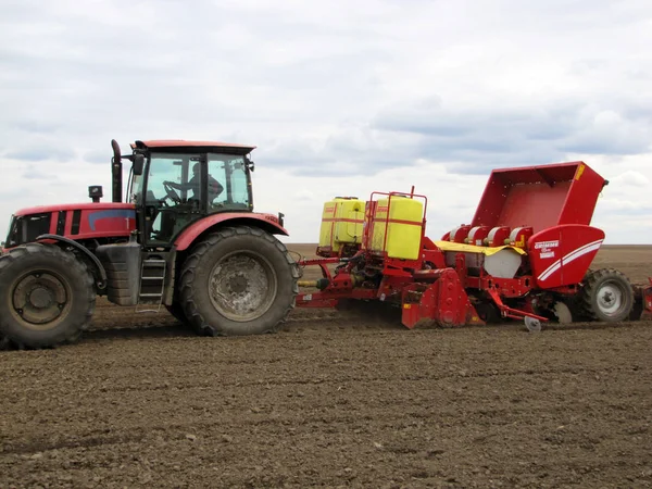 フィールド トウモロコシの耳 草刈り 農村トラクター 組み合わせ 農業機械 — ストック写真