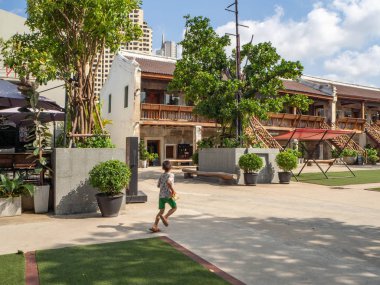 Çocuk gökyüzünün arkasında Lhong 1919 Bangkok Tayland 'ı yönetiyor.