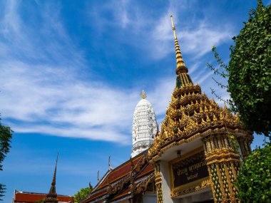 Mavi gökyüzü parçalı bulutlu yaz Tayland Bangkok Bell Tapınağı