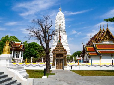 Mavi gökyüzü parçalı bulutlu yaz Tayland Bangkok Bell Tapınağı