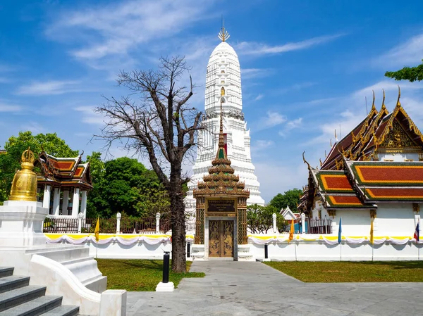 Mavi gökyüzü parçalı bulutlu yaz Tayland Bangkok Bell Tapınağı