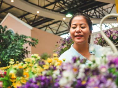 Çiçek mutlu neşeli genç kadın,Güzel kadın model asya