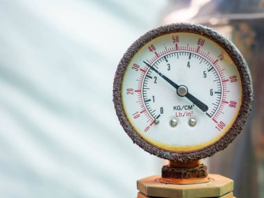 Bir ev sisteminin pas ve boruları ile su basıncı göstergesi