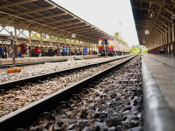 Ung Kvinna Väntar Tåg Station Hua Lamphong Bangkok Thailand — Stockfoto