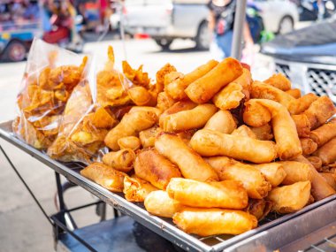 Erişte ile Bahar Rolls, pazarda (Sampeng), Sokak gıda Tayland, Sun Shining