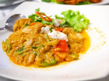 Köri Tozu ile Tavada Kızartılmış Yengeç Karıştırın,Odada,Restoranda Buluşma,Yemek thai,Sağlıklı,Genç arkadaşlar Akşam Yemeği