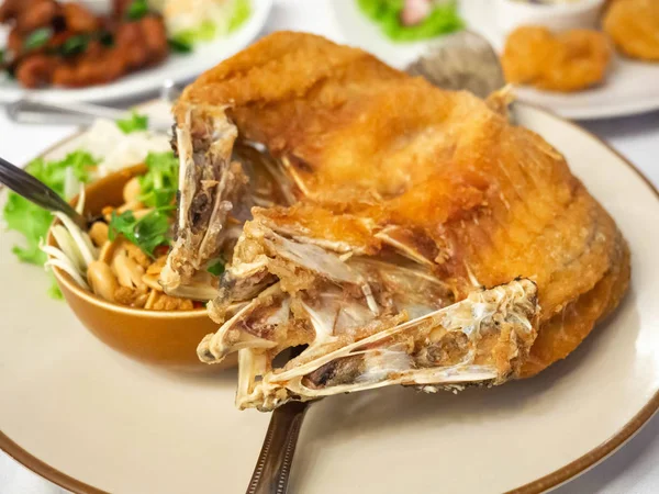 Balık Soslu Gıda Kızarmış Snapper Balık Tayland Restoranda Toplantı Sağlıklı — Stok fotoğraf