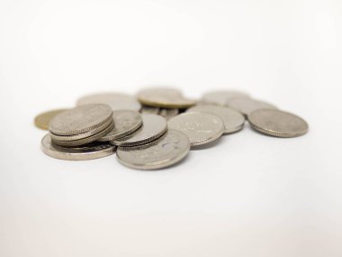 Sikke Tay, sikke yığın sikke yığın gümüş altın, Beyaz bir arka plan üzerinde Yığınları, Yatırım para kavramı, Sikke yığını büyüyen, İzole