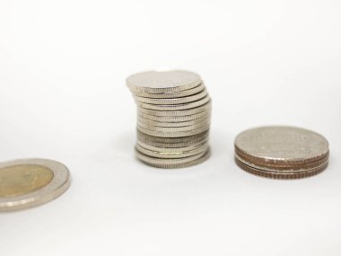 Sikke Tay, sikke yığın sikke yığın gümüş altın, Beyaz bir arka plan üzerinde Yığınları, Yatırım para kavramı, Sikke yığını büyüyen, İzole