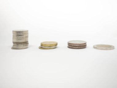 Sikke Tay, sikke yığın sikke yığın gümüş altın, Beyaz bir arka plan üzerinde Yığınları, Yatırım para kavramı, Sikke yığını büyüyen, İzole