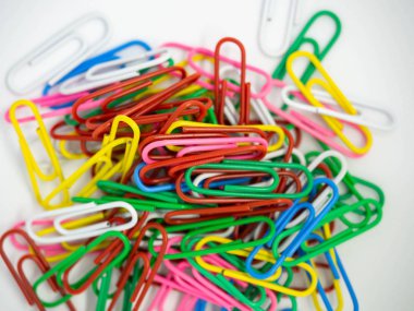 Renkli Ataç, Beyaz arka planda yalıtılmış küme, Doku,Kapat,Malzeme Ofisi,İş,Rad,Sarı,Beyaz,Yeşil,Mavi