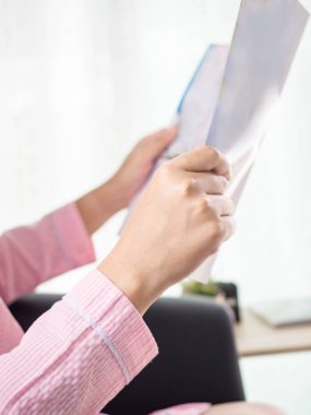 Kadın bir kitap okuma, ev ve konfor kavramları, Arka Plan, El