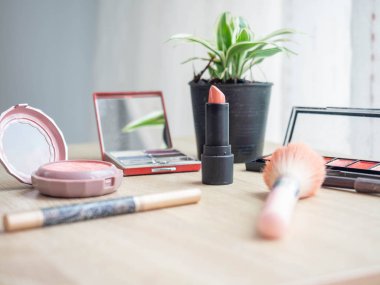Kozmetik çanta ile Makyaj ürünleri, Üst ahşap masa üzerinde Arka plan, dudak, Pudra puf, eyeliner, küçük ağaç, Allık üzerinde, Shine Light, Makyaj ayna