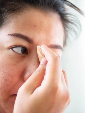 Kadınlar kozmetik ile makyaj, Kırışıklıkları kaldırın, Temiz cilt, güzel kadın, Asya, yüz, akne