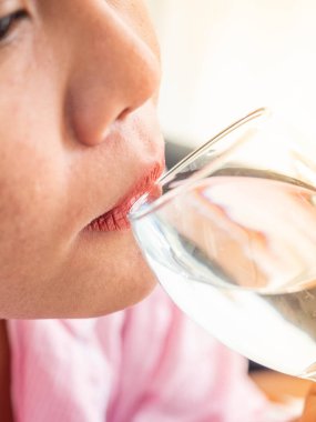 İçecek Su, Kadın bir bardak sudan içme. Sağlık kavramı fotoğraf, yaşam tarzı, yakın çekim, Kırmızı dudak