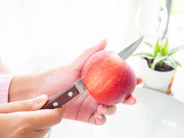 Taze kırmızı elma dilimleri, Soyulmuş elma, kabuğu, bıçak, çanak, beyaz, Rad, arka plan