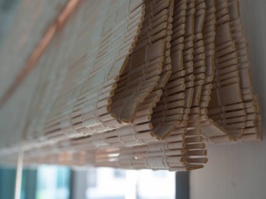 Jaluziler, güneş ışığıyla yaşamanın iç mekan dekorasyonu, ahşap beyazı, arka plan.