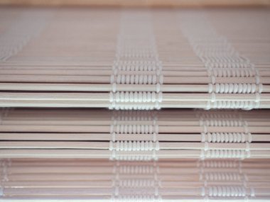 Jaluziler, güneş ışığıyla yaşamanın iç mekan dekorasyonu, ahşap beyazı, arka plan.