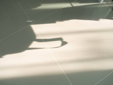 Kiremit kaplı zeminde güneş ışığı, güneş perdesi, malzeme beyazı, arka plan, sabah...