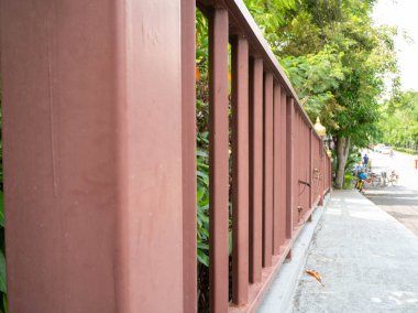 Nehrin üzerindeki köprü, çimento ve ahşaptan yapılma ormana giden yol Bangkachao Tayland pazarında...