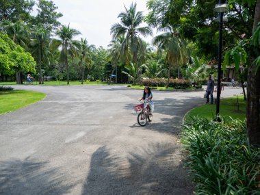Doğa ile çevrili bahçede huzur ve sessizlik Bangkok Tayland 'daki Sri Nakhon Khuean Khan Park ve Botanik Bahçesi' nde.
