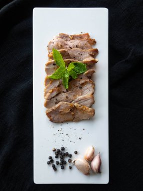 Izgara domuz eti, sarımsak, biber, beyaz bir tabağa koy, biber serp, yüzüne nane yaprağı sür, Tayland yemeği koy.